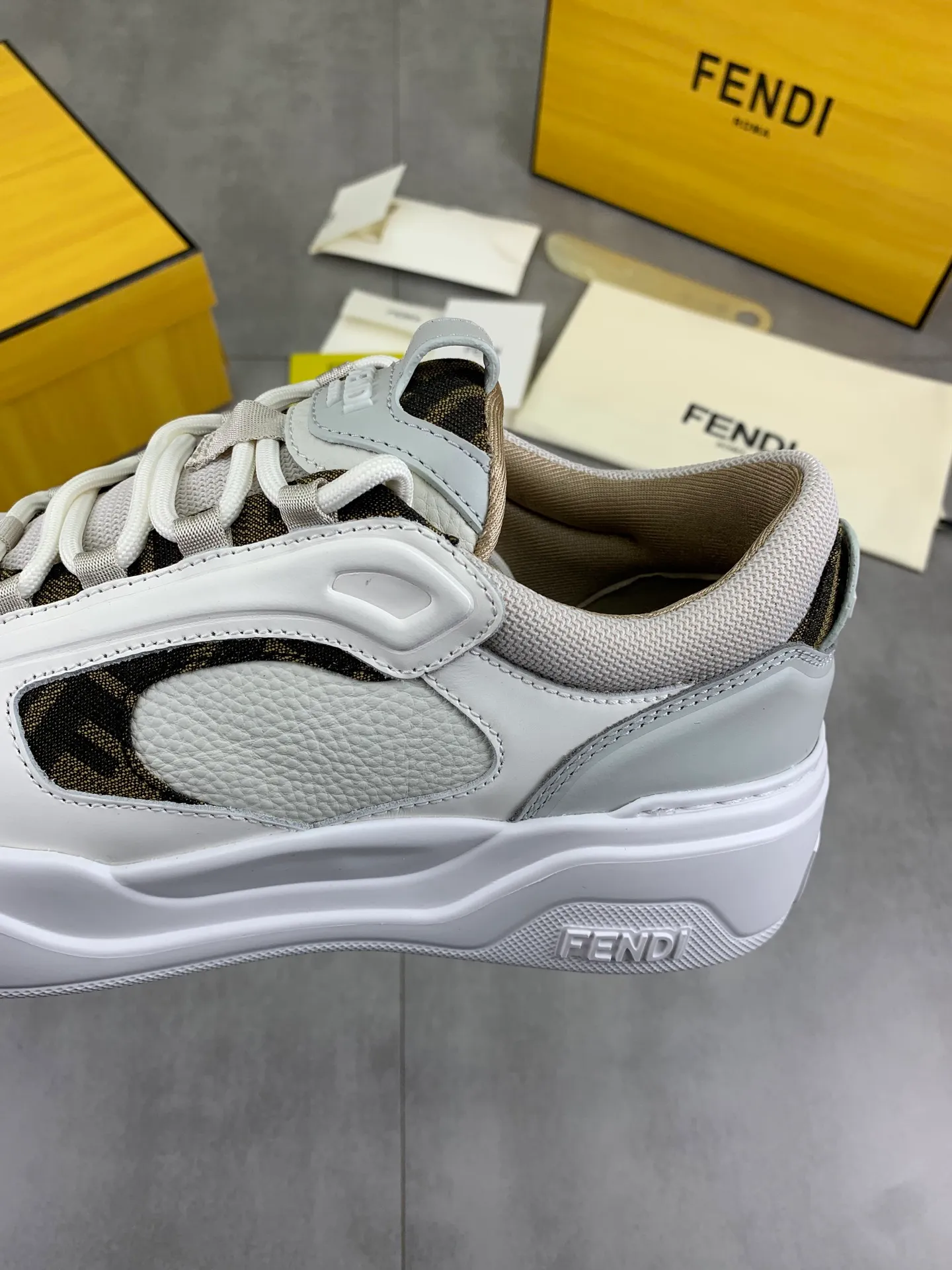 Men's men's shoes 💰P760 new style 💰💎💎💎 summer hot style [FENDI Fendi] top version 🆕New sneakers, wavy soles engraved with original words. Embossed Fendi Flow lettering on the heel. The upper is made of high-end calfskin and breathable materials. Original lining with tone-on-tone details decorated with innovative handcrafting techniques. Ultra-light and wear-resistant TPU and IP foam soles, overall lightweight and comfortable. Size:39-44 (38 45 can be customized)